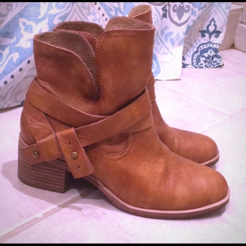 Super cute UGG leather booties